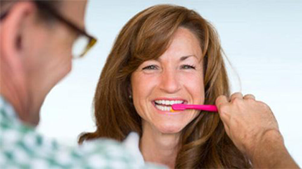 Strahlende Zähne ein Leben lang – mit der richtigen Putztechnik - vorgeführt von smilePROFESSIONALS